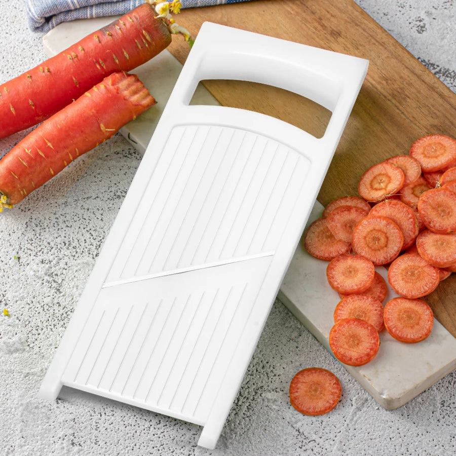 Tranches fines de légumes avec mandoline japonaise professionnelle
