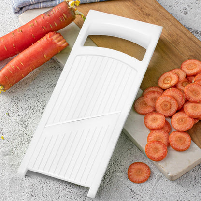 Tranches fines de légumes avec mandoline japonaise professionnelle